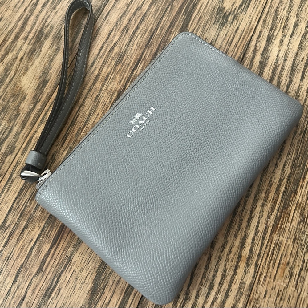 Gray Coach wristlet | Coach corner zip wristlet | COACH wristlet | EUC Wristlet
